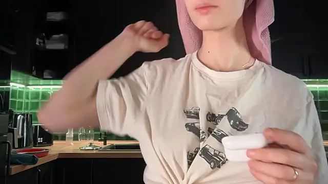 Snapshot of solar_bella chatting on February 8, 2026, 4:21 am solar bella online show from February 8, 2026, 4:21 am