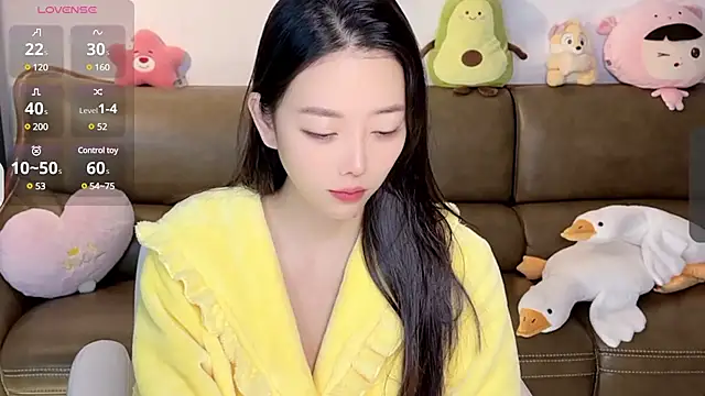 Snapshot of Yilin1999 chatting on February 7, 2025, 11:55 pm Yilin1999 online show from February 7, 2025, 11:55 pm