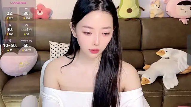 Snapshot of Yilin1999 chatting on February 6, 2025, 7:35 am Yilin1999 online show from February 6, 2025, 7:35 am