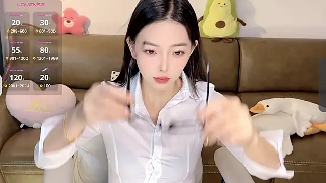 Snapshot of Yilin1999 chatting on February 11, 2025, 2:35 pm Yilin1999 online show from February 11, 2025, 2:35 pm