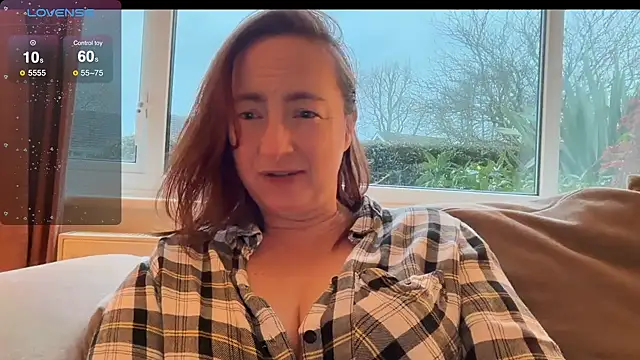 LouiseTswing online show from December 4, 2024, 3:48 pm