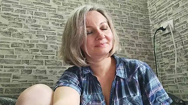 Snapshot of EdithManning chatting on March 21, 2025, 11:12 am EdithManning online show from March 21, 2025, 11:12 am