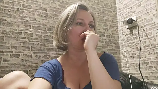 Snapshot of EdithManning chatting on February 17, 2025, 3:33 pm EdithManning online show from February 17, 2025, 3:33 pm