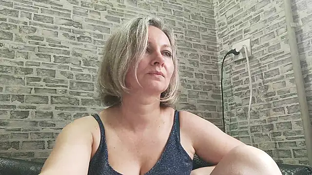 Snapshot of EdithManning chatting on March 18, 2025, 9:34 am EdithManning online show from March 18, 2025, 9:34 am