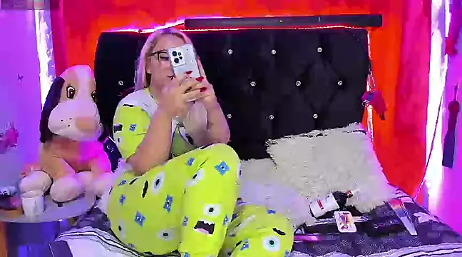 Snapshot of katieeandsharonn chatting on February 7, 2025, 7:29 am katieeandsharonn online show from February 7, 2025, 7:29 am