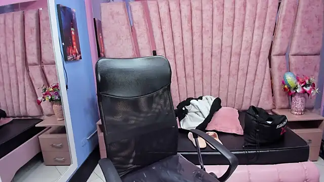 Miaa Thopmson online show from April 11, 2026, 10:24 pm