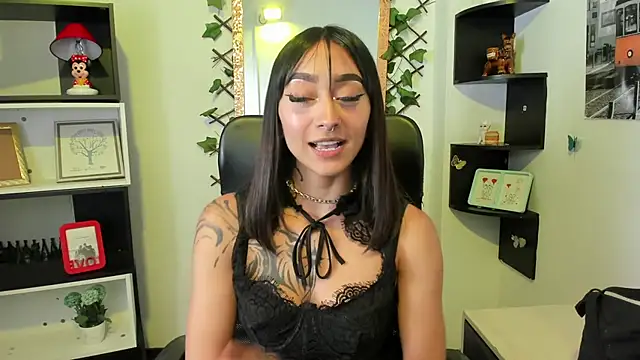 Miaa Thopmson online show from October 4, 2025, 10:11 pm