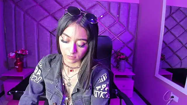 Miaa Thopmson online show from October 1, 2025, 4:55 pm