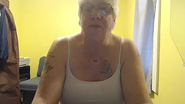 canadiancougar1965 online show from November 16, 2025, 1:16 pm