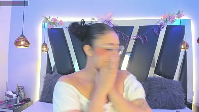 Snapshot of antonelllepiercee chatting on July 2, 2026, 11:16 am antonelllepiercee online show from July 2, 2026, 11:16 am