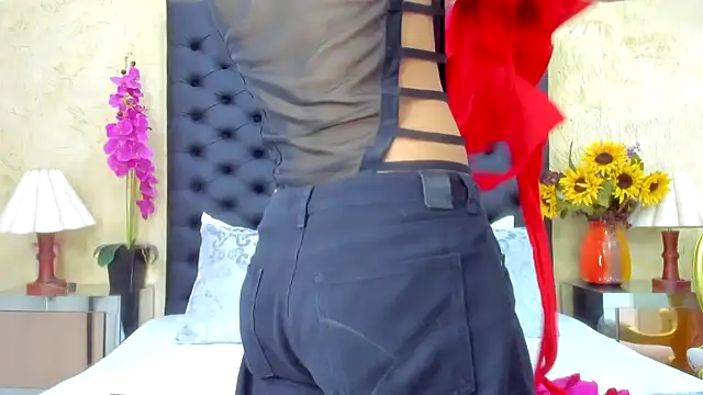 Snapshot of NahomiWhitel chatting on October 22, 2025, 2:49 pm NahomiWhitel online show from October 22, 2025, 2:49 pm