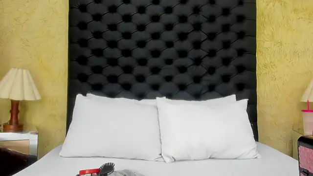 NahomiWhitel online show from December 16, 2025, 4:44 pm