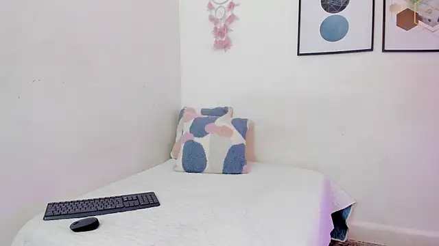 Snapshot of Abriil7 chatting on October 13, 2025, 3:41 am Abriil7 online show from October 13, 2025, 3:41 am