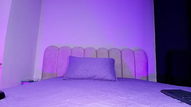 mia stanfort online show from November 24, 2025, 7:14 pm