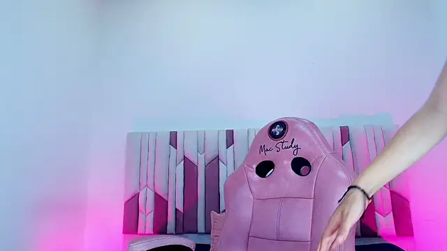 mia stanfort online show from September 12, 2025, 7:13 pm