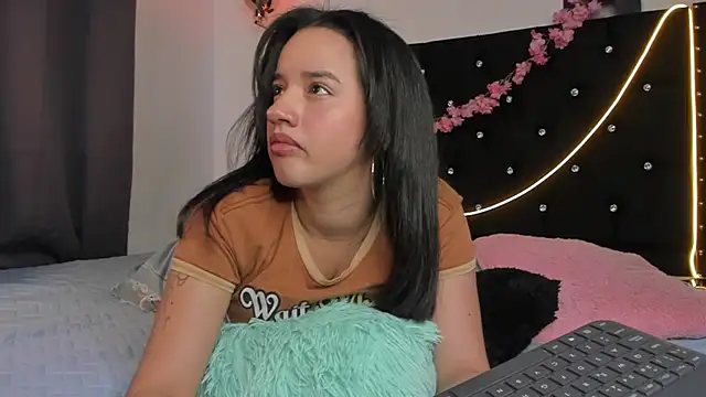 emilyrouxe online show from January 18, 2025, 6:43 pm