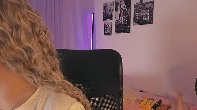 Snapshot of emilyrouxe chatting on October 2, 2025, 3:04 pm emilyrouxe online show from October 2, 2025, 3:04 pm