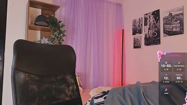 Snapshot of emilyrouxe chatting on September 26, 2025, 3:30 pm emilyrouxe online show from September 26, 2025, 3:30 pm