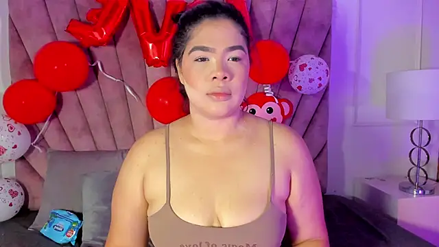 Snapshot of EmmaBecket2 chatting on February 14, 2026, 8:53 pm EmmaBecket2 online show from February 14, 2026, 8:53 pm