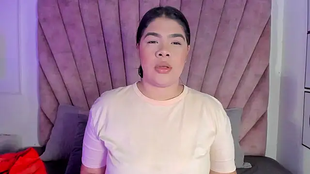 Snapshot of EmmaBecket2 chatting on February 19, 2026, 10:29 pm EmmaBecket2 online show from February 19, 2026, 10:29 pm