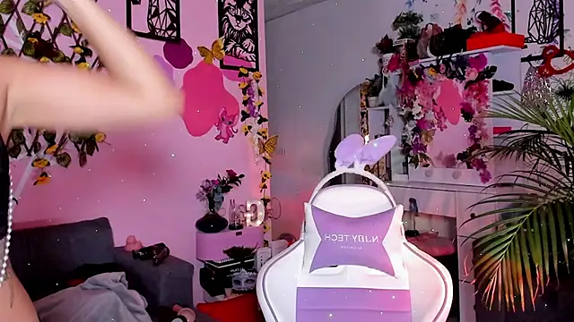 Danielacossio online show from April 7, 2026, 3:52 am