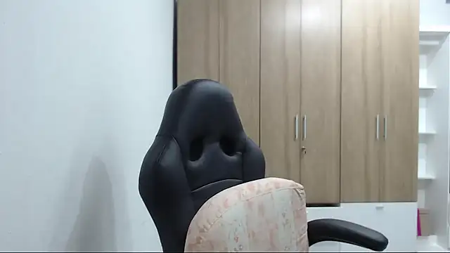 RoxanaLove9 online show from November 18, 2025, 9:18 pm