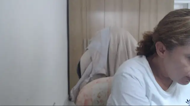 RoxanaLove9 online show from October 8, 2025, 8:31 pm