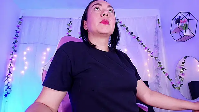 Snapshot of Ana_luciaaa chatting on February 3, 2025, 9:39 pm Ana luciaaa online show from February 3, 2025, 9:39 pm