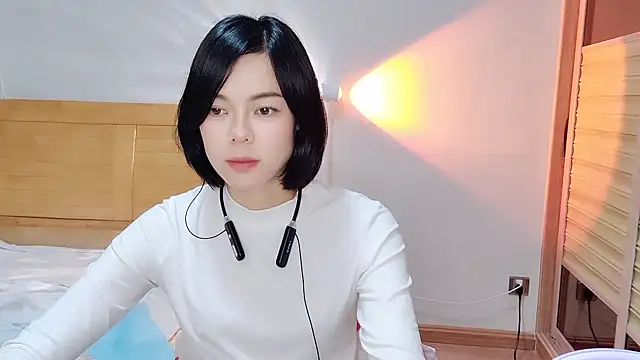 Linda-LL online show from February 12, 2025, 1:27 pm