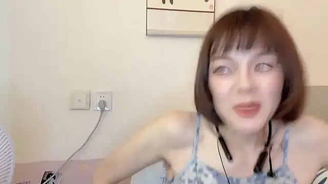 Snapshot of Linda-LL chatting on October 13, 2025, 5:42 am Linda-LL online show from October 13, 2025, 5:42 am