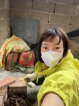 Snapshot of Linda-LL chatting on October 22, 2025, 5:29 am Linda-LL online show from October 22, 2025, 5:29 am