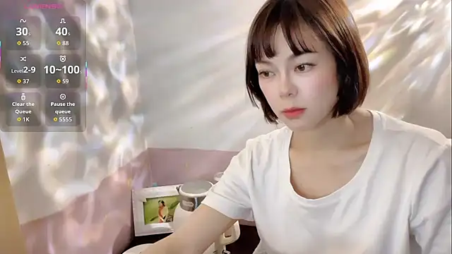 Snapshot of Linda-LL chatting on October 20, 2025, 6:04 am Linda-LL online show from October 20, 2025, 6:04 am