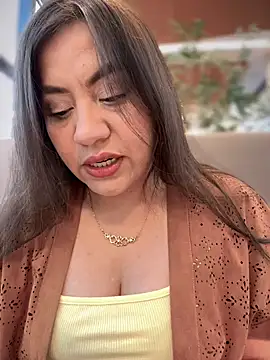 Iam  Cristal online show from December 4, 2025, 9:47 pm