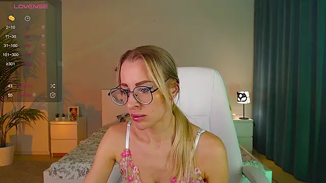 Snapshot of Fay_Dunaway chatting on February 9, 2025, 12:30 pm Fay Dunaway online show from February 9, 2025, 12:30 pm