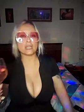 Snapshot of DesireSatler chatting on October 19, 2025, 3:42 am DesireSatler online show from October 19, 2025, 3:42 am