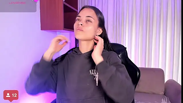 HannaRhodes online show from November 6, 2025, 2:21 pm