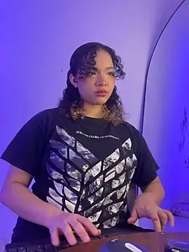 Snapshot of MadelineBenet chatting on November 18, 2025, 3:21 am MadelineBenet online show from November 18, 2025, 3:21 am