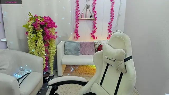 DreamyLuna online show from September 27, 2025, 8:04 pm