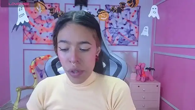 Snapshot of stephania_t chatting on October 28, 2025, 11:42 am stephania t online show from October 28, 2025, 11:42 am