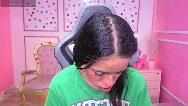 Snapshot of stephania_t chatting on December 21, 2025, 12:29 pm stephania t online show from December 21, 2025, 12:29 pm