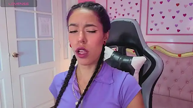 Snapshot of stephania_t chatting on December 5, 2025, 12:37 pm stephania t online show from December 5, 2025, 12:37 pm