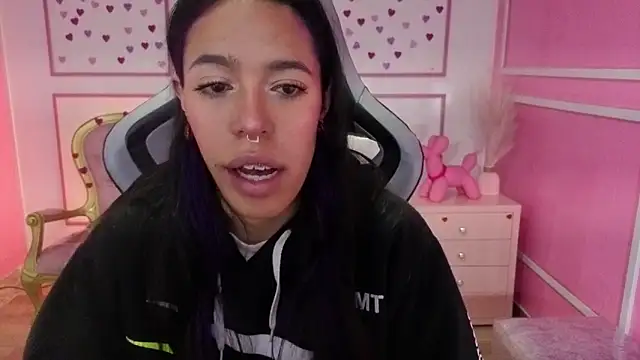 Snapshot of stephania_t chatting on November 29, 2025, 11:43 am stephania t online show from November 29, 2025, 11:43 am