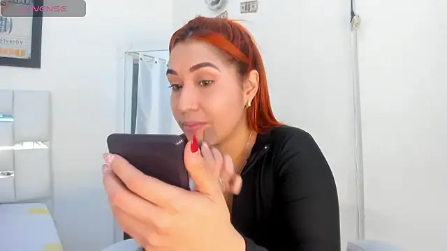 Snapshot of Alba_Grey chatting on January 14, 2026, 10:35 pm Alba Grey online show from January 14, 2026, 10:35 pm