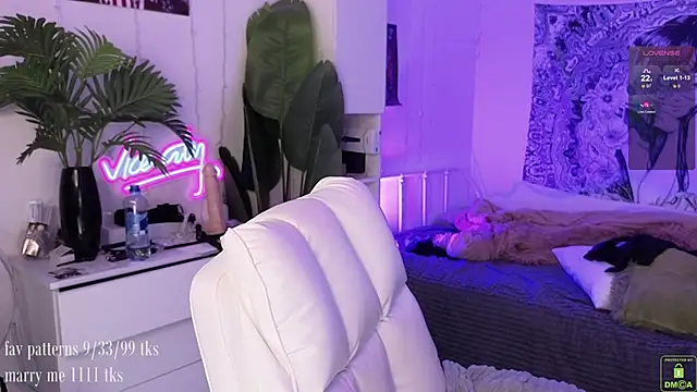 Snapshot of violetviolator chatting on October 18, 2025, 4:25 am violetviolator online show from October 18, 2025, 4:25 am