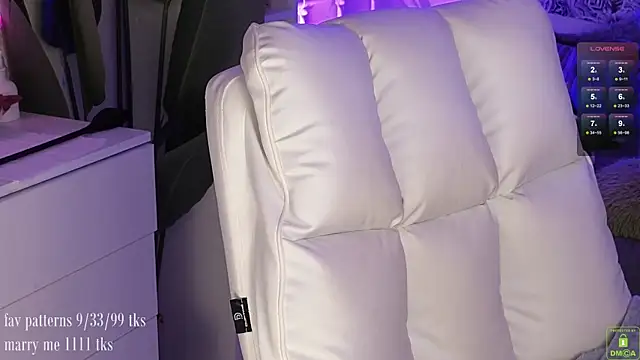 Snapshot of violetviolator chatting on October 4, 2025, 4:47 am violetviolator online show from October 4, 2025, 4:47 am