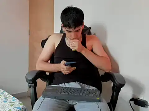 leo030809 online show from December 23, 2024, 9:29 pm