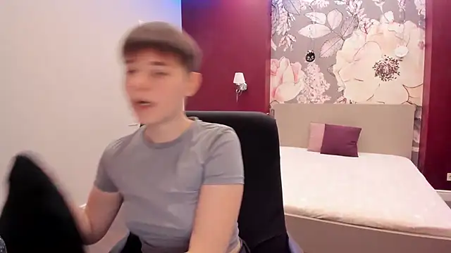 Snapshot of EmiliaYours chatting on October 7, 2025, 1:45 pm EmiliaYours online show from October 7, 2025, 1:45 pm