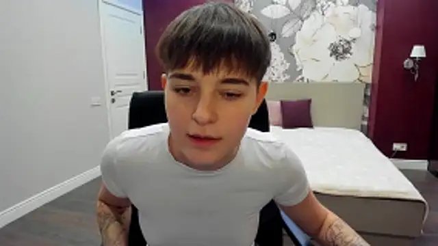 Snapshot of EmiliaYours chatting on October 28, 2025, 4:39 pm EmiliaYours online show from October 28, 2025, 4:39 pm