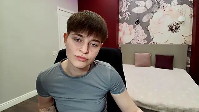 EmiliaYours online show from April 10, 2026, 1:40 pm