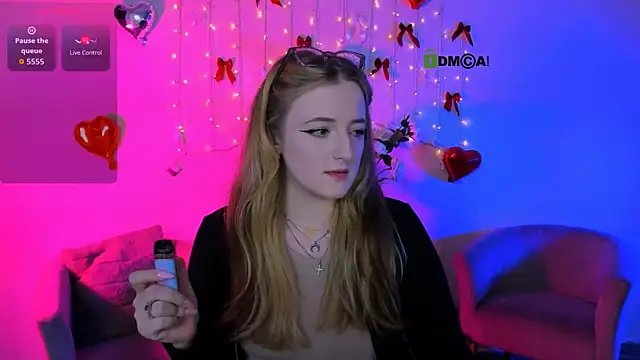 luna berryy online show from April 3, 2026, 7:20 pm